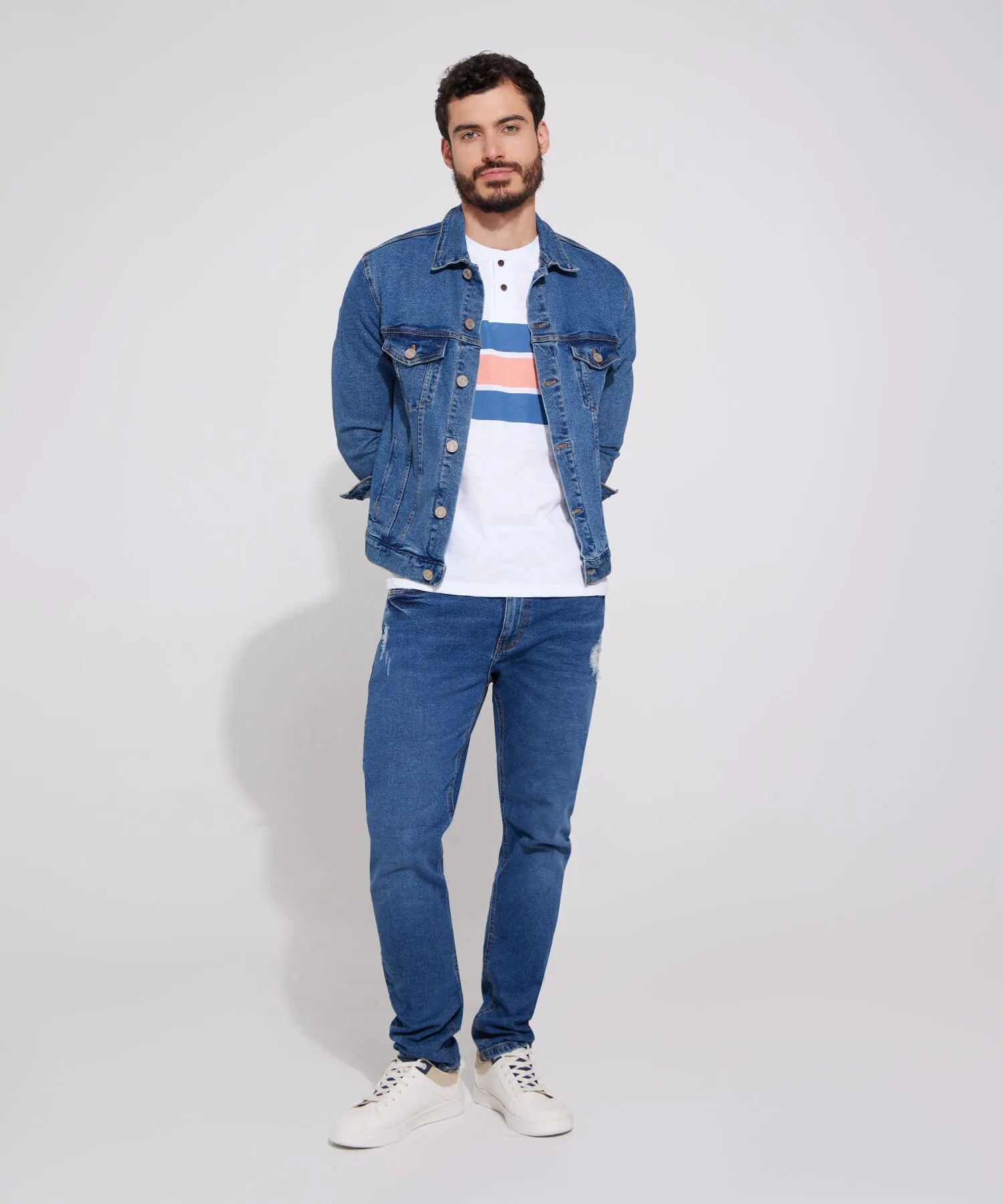 CAMISETA CUELLO HENLEY ESTAMPADA