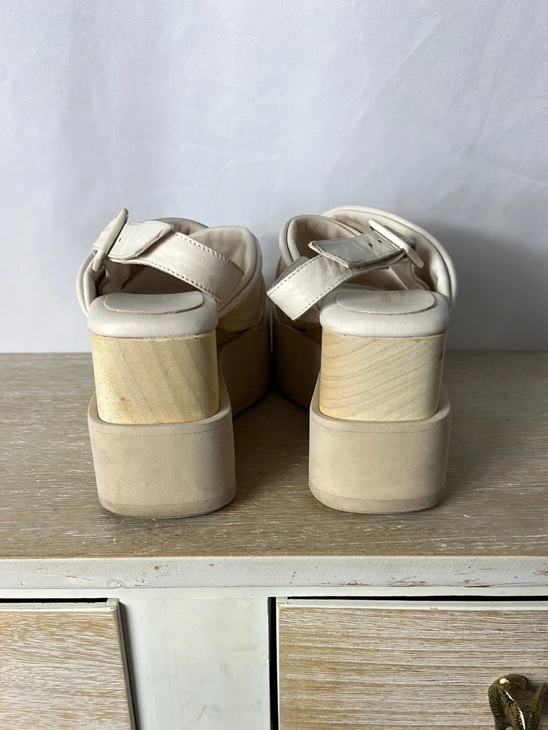 PALOMA BARCELÓ. Plataformas tira cruzada beige. T 39